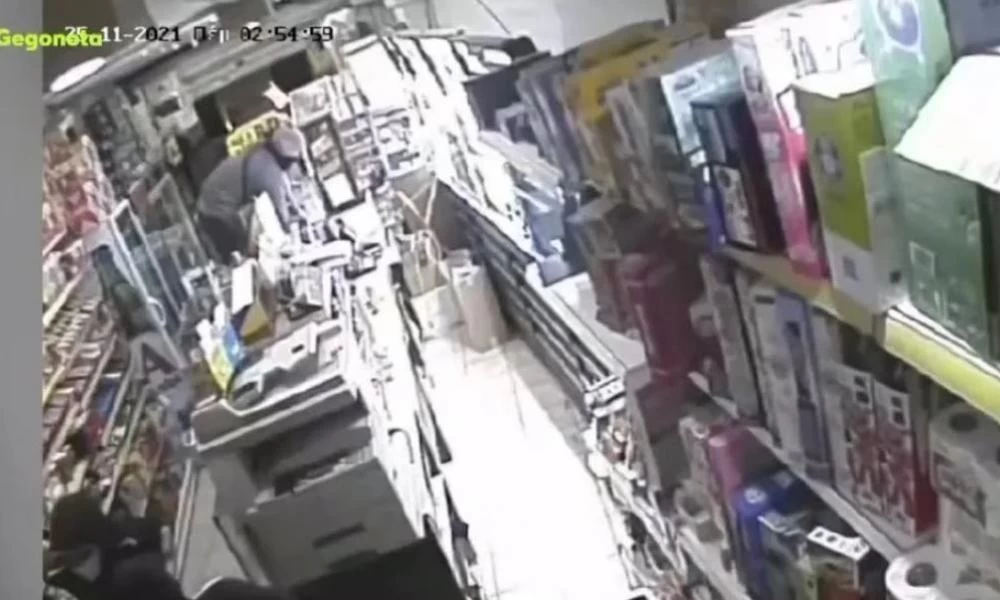 Ηράκλειο: Μπήκαν να ληστέψουν μίνι μάρκετ αλλά τους «έκαψε» το βίντεο της κάμερας ασφαλείας